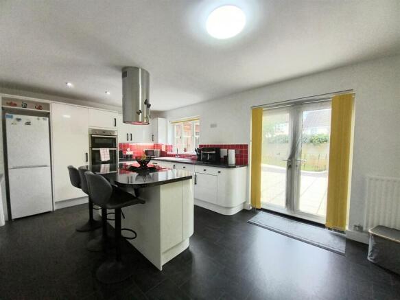 2 Maine Close Kitchen Diner.jpg