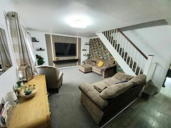 60 Oaklands Lounge.jpg