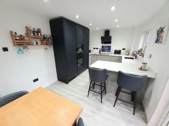 60 Oaklands Kitchen.jpg