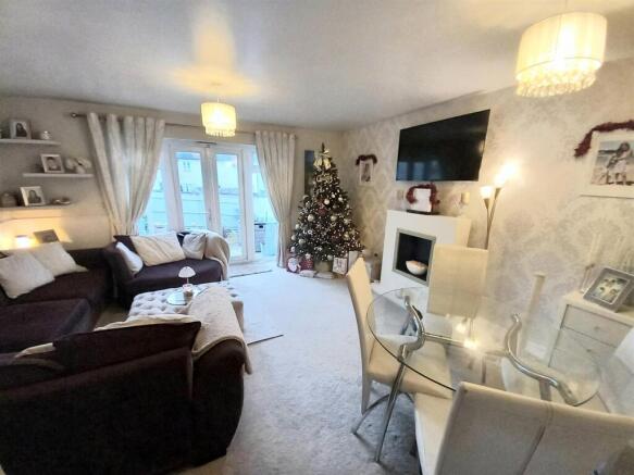 18 Donn gardens L. Room.jpg