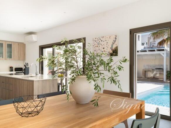 Signature-Balothel-130825-medium-23