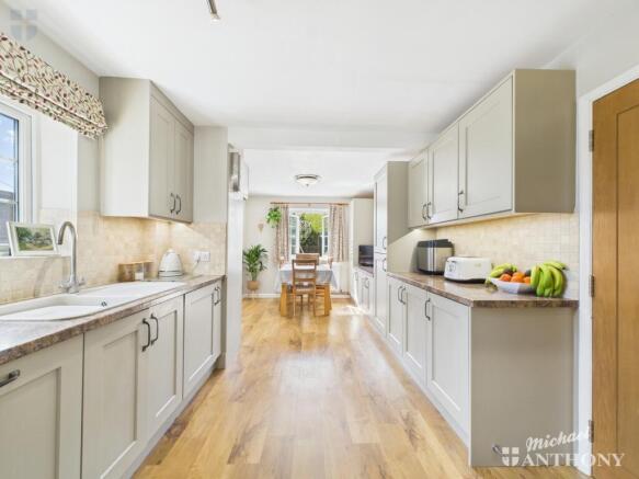 CAM03218G0-PR0611-STILL008