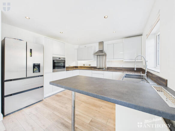 CAM03852G0-PR0427-STILL018