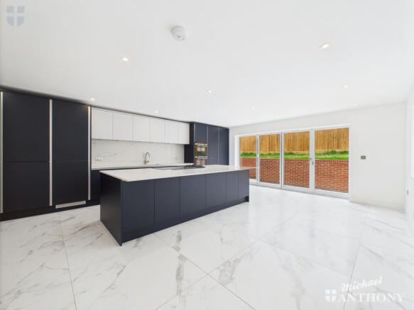 CAM02773G0-PR0338-STILL024