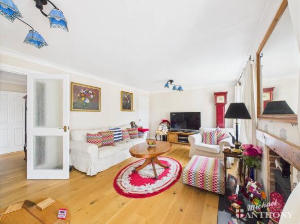 CAM03218G0-PR0737-STILL015