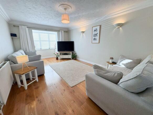 02_LivingRoom.jpg