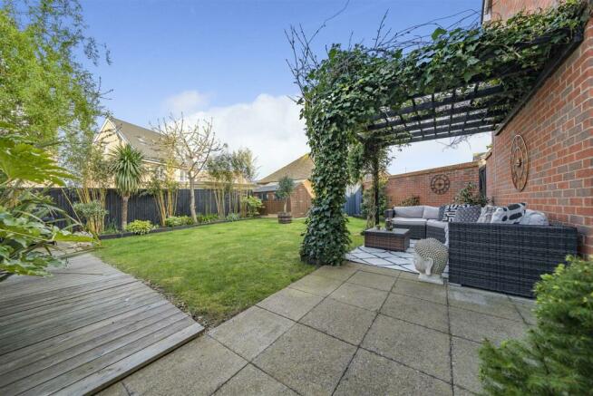 Castle Drive 3 Bedroom Detached Property - Garden