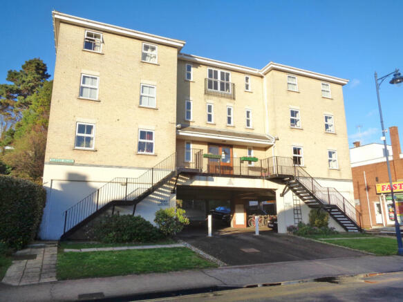 1 bedroom apartment positioned close to sea front