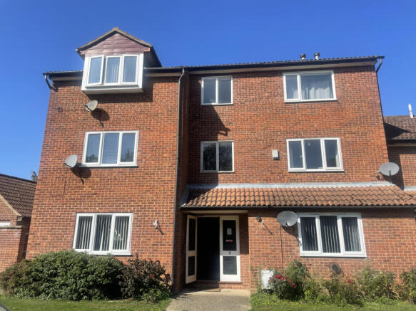 A 1-bedroom first-floor flat to rent