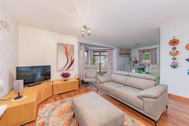 94D Glamis Road Kirriemuir NEW LOUNGE-4.JPG