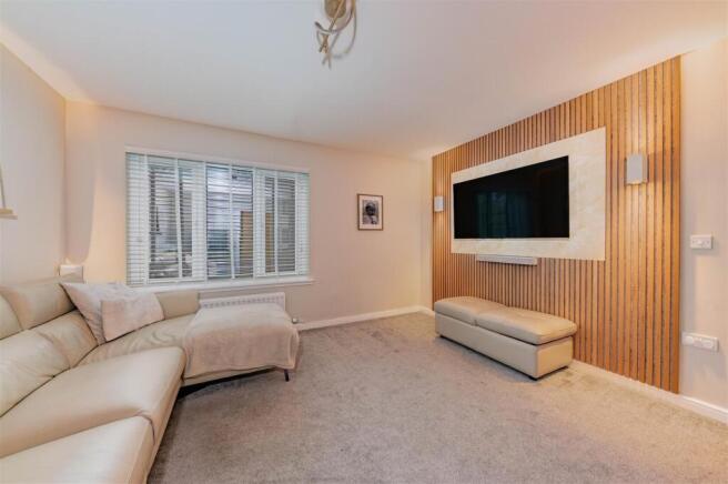 19 Greenfield Crescent Dundee-13.JPG