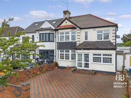 Clayhall Avenue, Clayhall