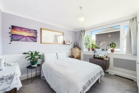 Brent Lea - 3 bedroom flat for sale