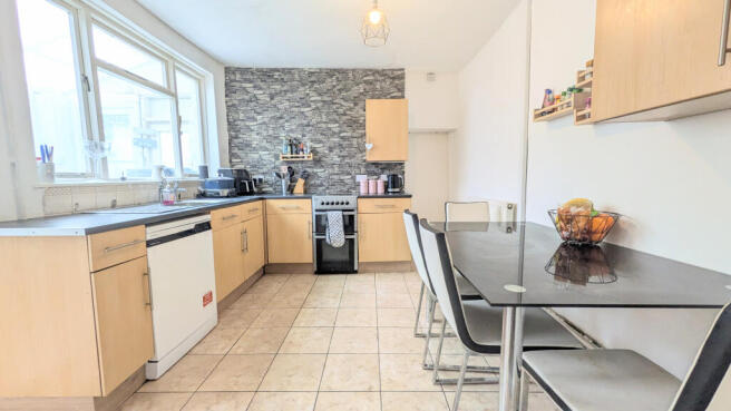 PXL_20250918_121353562.MP~2