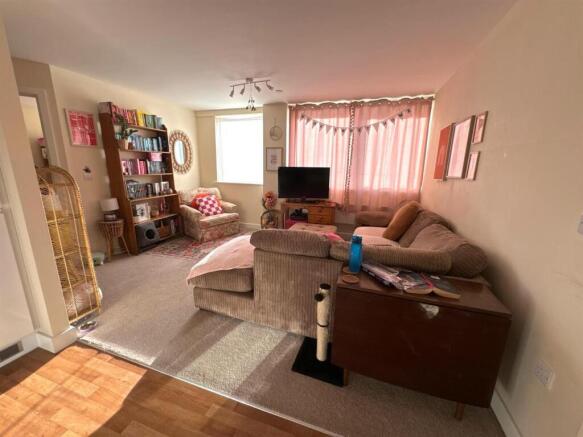 Living Rm Pic 2.jpg