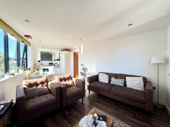 Lounge pic 3.jpeg