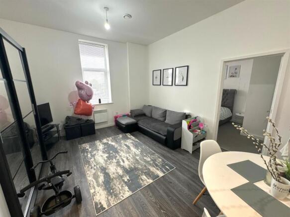 Living Room pic 2.jpeg