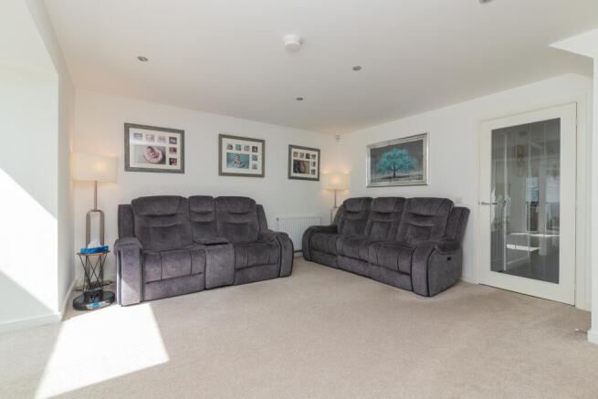 18 cowan avenue pa5 9fg L-29