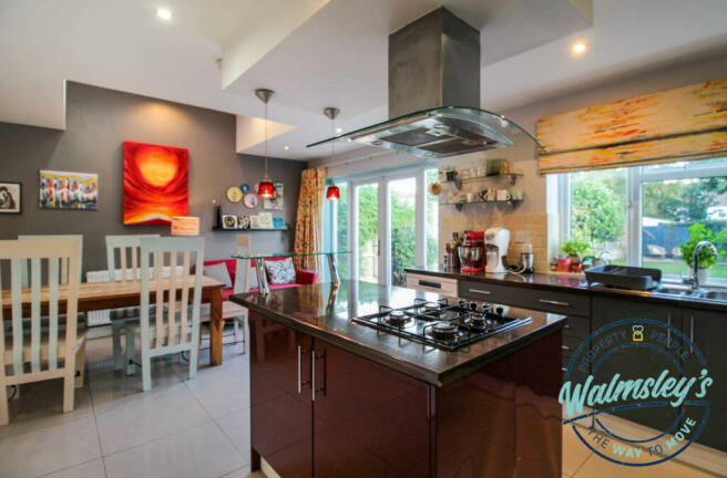 Lovely kitchen dining & family room