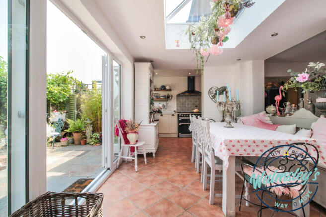 Kitchen & dining area