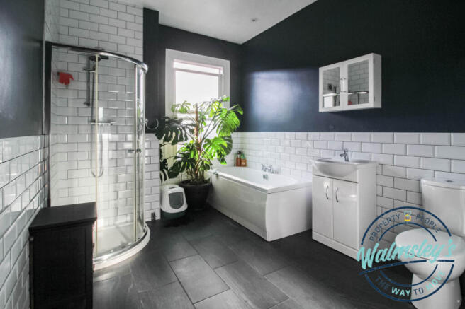 Generous 1st floor bathroom