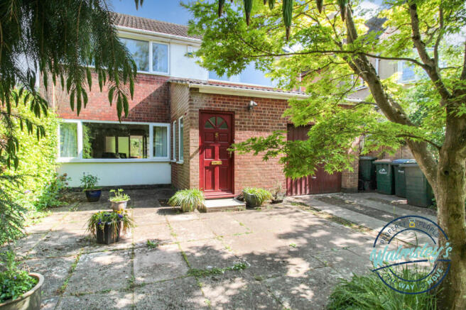 Direct frontage & foregarden