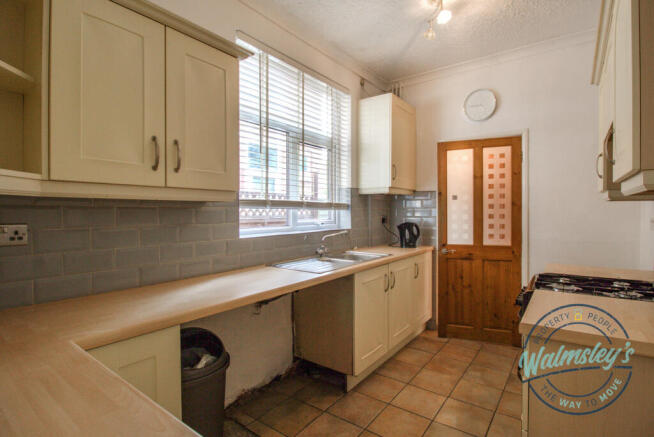 Spacious fitted kitchen