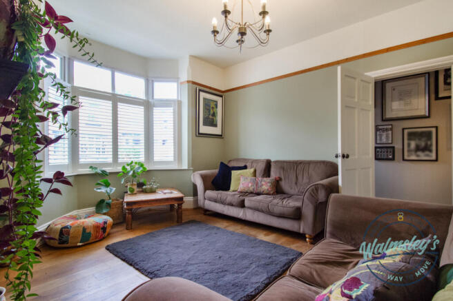 Front sitting room towards hallway