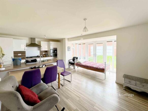 23 Claydon Ave BS-07.jpg