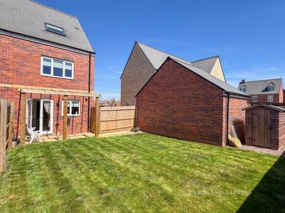6 Gatekeeper Rd Rothwell-02.jpg