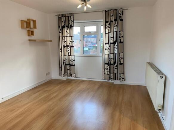 16 School St Living 1.jpg