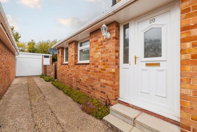 20 Warwick Cl-10-11.jpg