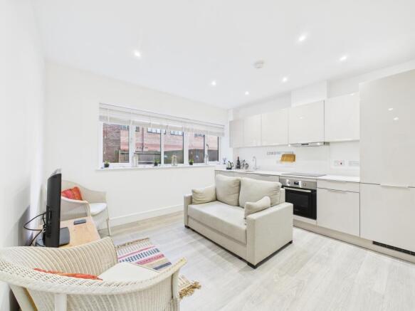 CAM04018G0-PR0405-STILL001