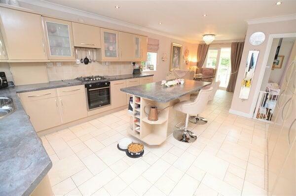 open plan kitchen & dining room