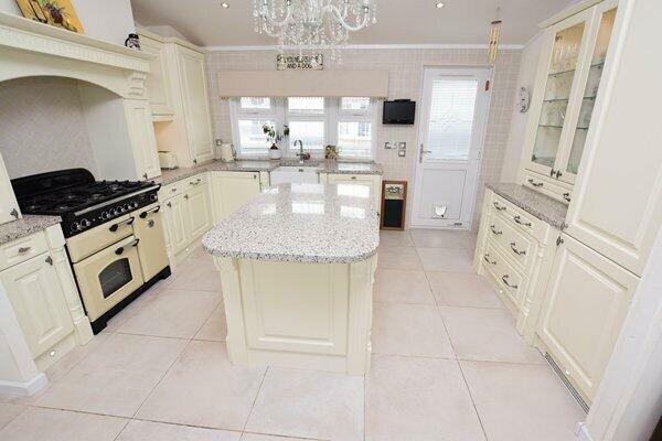 open plan kitchen & dining room