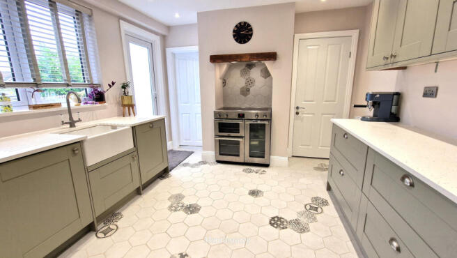 2 Bedroom Victorian Converted Garden Flat