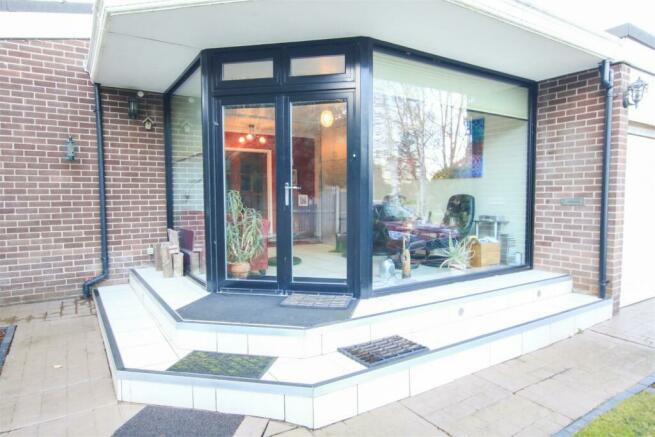 CONTEMPORARY HALL & SUNROOM