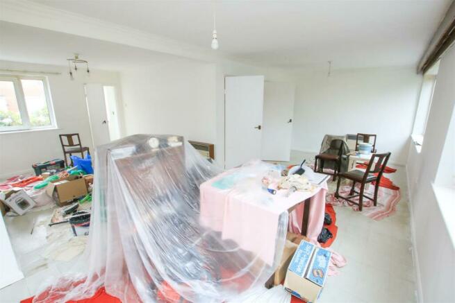 OPEN PLAN LIVING/ DINING ROOM