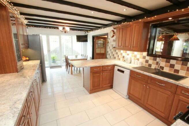 BEAUTIFUL OAK KITCHEN