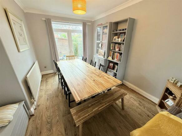 OPEN PLAN LOUNGE / DINING ROOM