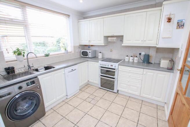 FITTED KITCHEN