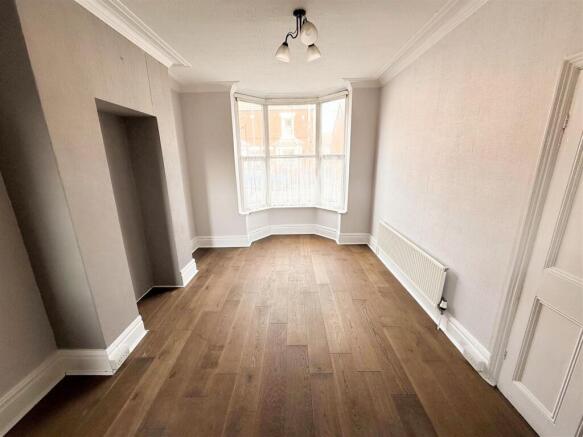 LOUNGE / DINING ROOM