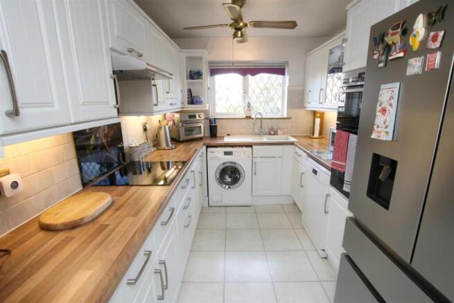 FITTED KITCHEN
