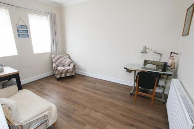 FRONT FACING RECEPTION ROOM