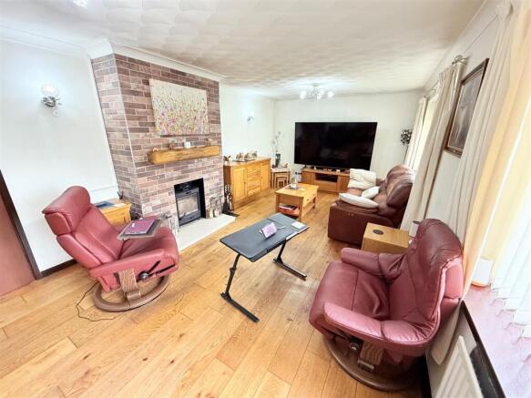 LOUNGE / DINING ROOM
