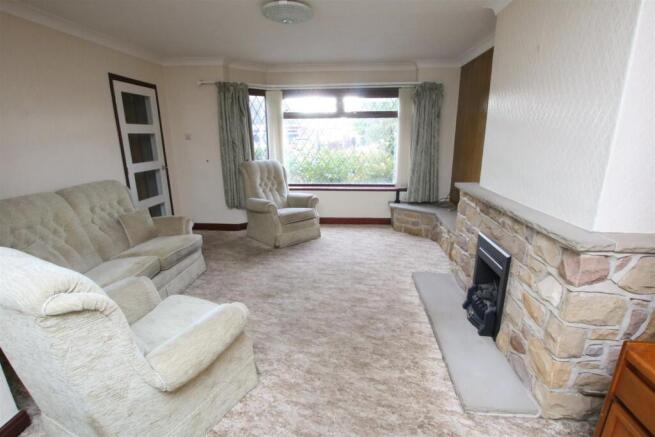 LARGE OPEN PLAN LOUNGE/DINING ROOM