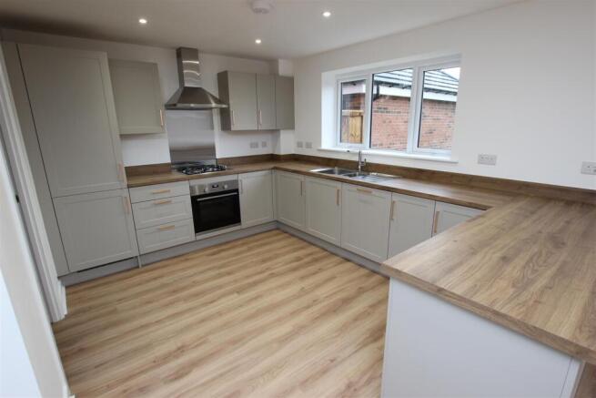 OPEN PLAN FAMILY KITCHEN