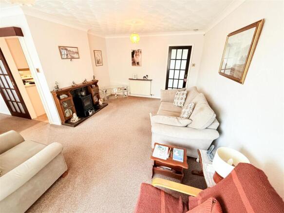 'L'SHAPED LOUNGE/DINING ROOM