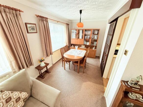 'L'SHAPED LOUNGE/DINING ROOM