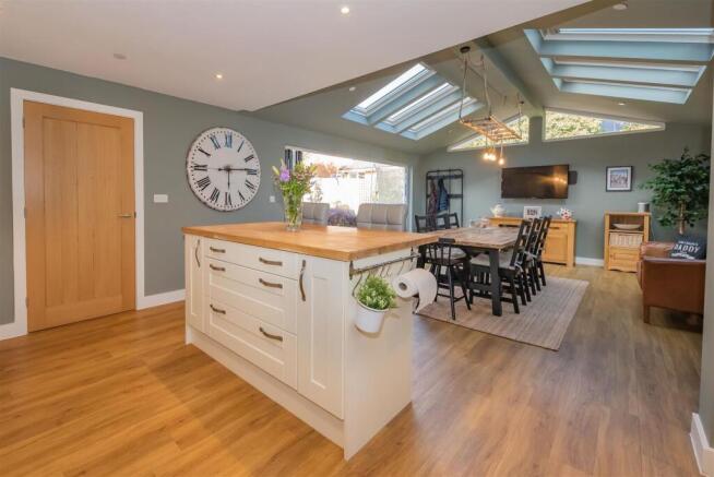 Kitchen & Dining Area